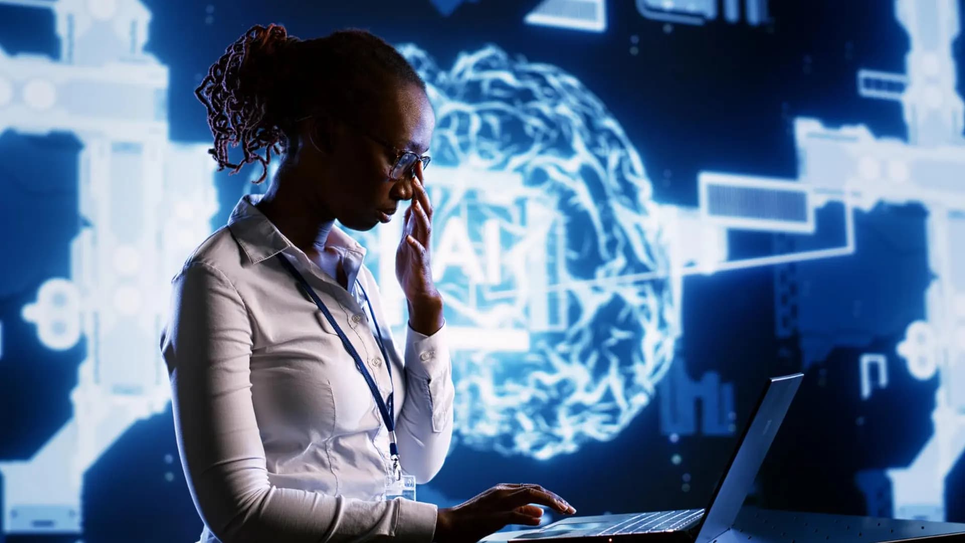 Professionnelle devant un écran IA — formation IA pour entreprises Eko Formation Douala
