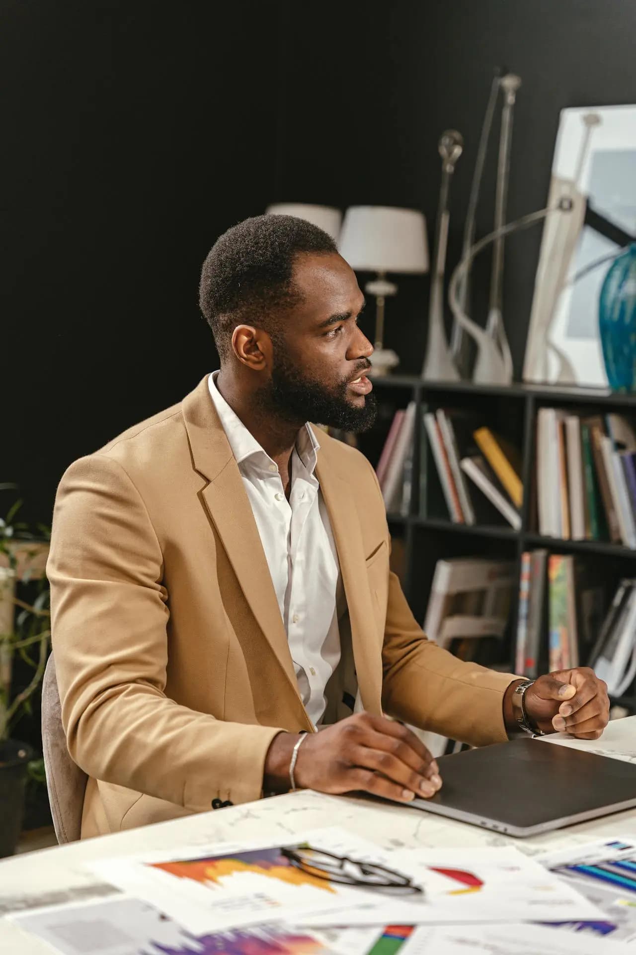 Formateur professionnel Eko Formation — expertise en leadership et management Cameroun